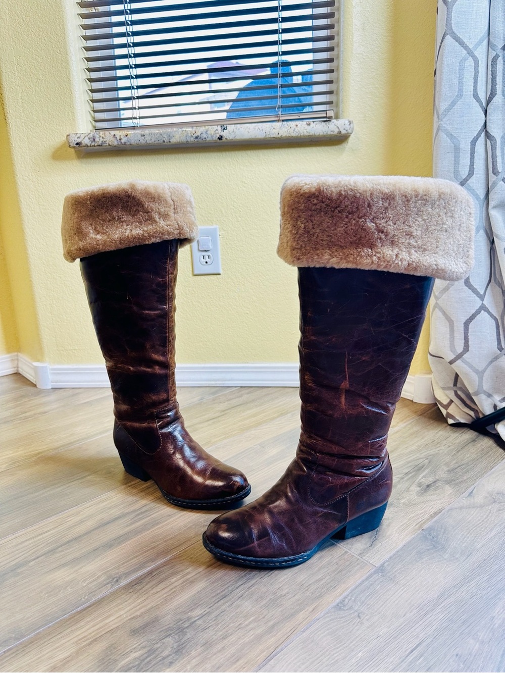EUC Born Clemens Distressed Brown Leather & Shearling Riding Boots